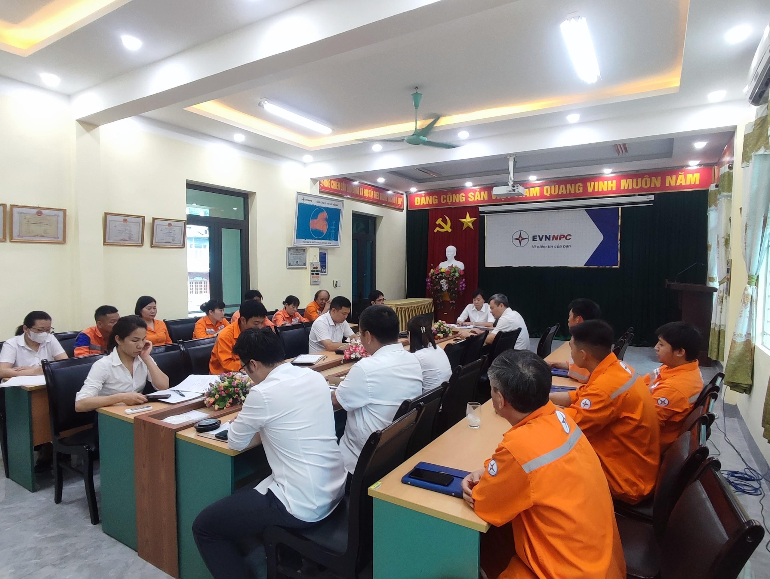 Xí nghiệp Dịch vụ Điện lực Hà Giang chú trọng tổ chức tập huấn công tác Thí nghiệm và SCMBA trong đơn vị